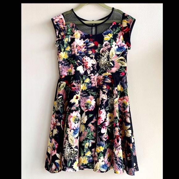 Pippa & Julie Girls black floral quilted cap sleeve dress SIZE 8 - Picture 1 of 9